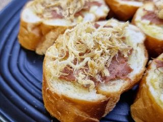 Bánh mì nướng bơ tỏi pate chà bông