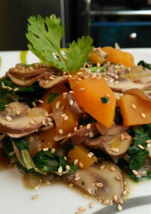 Foto principal de Salteado de champiñones con calabaza y espinacas