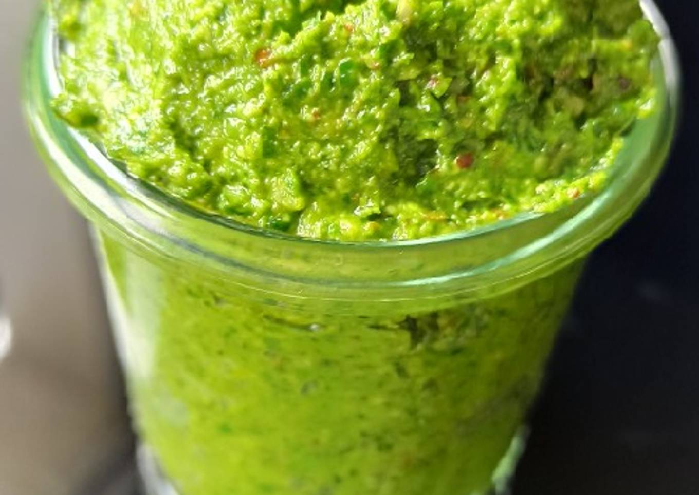 Pesto pousses d'épinards et fanes de radis