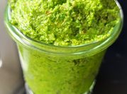 Une photo de pesto fanes de radis