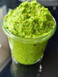 Une photo de Pesto pousses d'épinards et fanes de radis