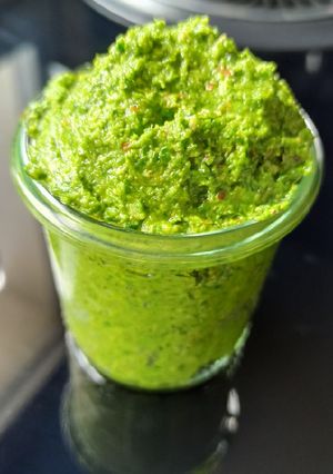 Une photo de Pesto pousses d'épinards et fanes de radis