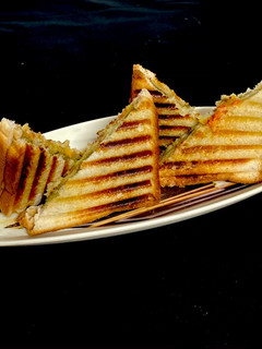 चीज़ आलू टोस्ट(Cheese aloo toast recipe in Hindi) रेसिपी मुख्य फोटो