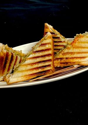 चीज़ आलू टोस्ट(Cheese aloo toast recipe in Hindi) रेसिपी मुख्य फोटो