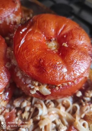 Töltött paradicsom üvegtésztaágyon recept fotója