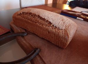 Una foto de Pan casero de molde de harina integral