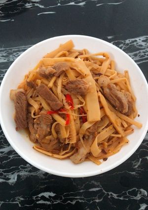 Hình của món Măng kho thịt heo.