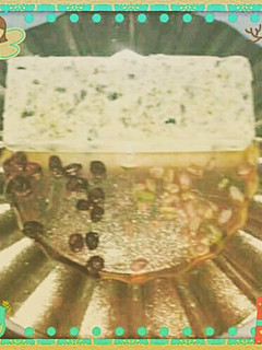 Una foto de Turrón chocolate blanco con pistachos y arándanos
