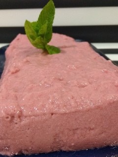 Una foto de Mousse de fresa y dátil