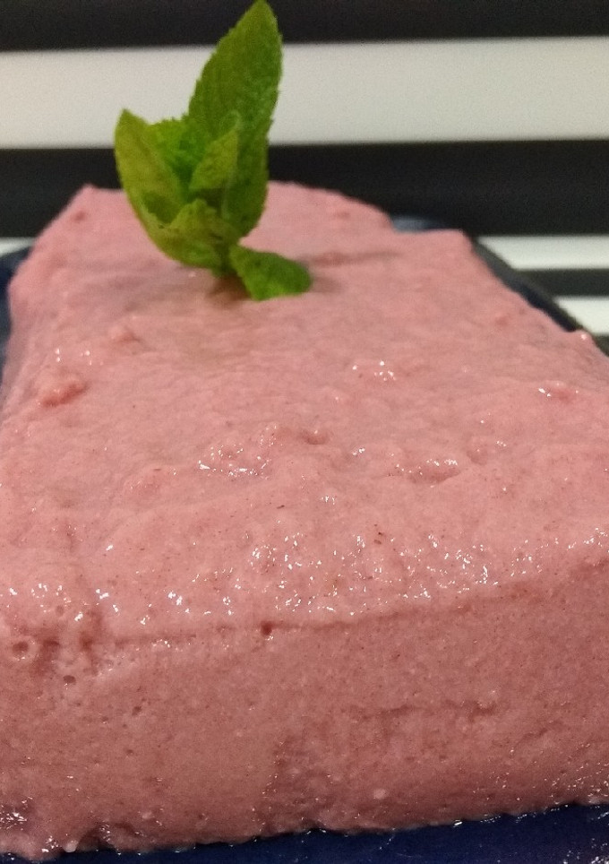 Una foto de Mousse de fresa y dátil