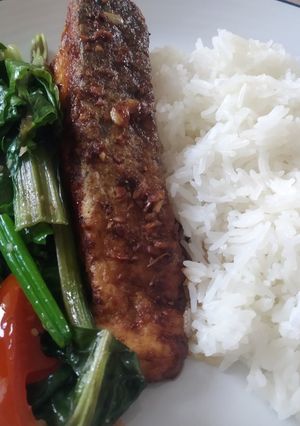 A picture of Pan fried salmon with garlic and butter.