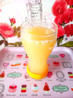 Una foto de Zumo de té verde, limón y piña