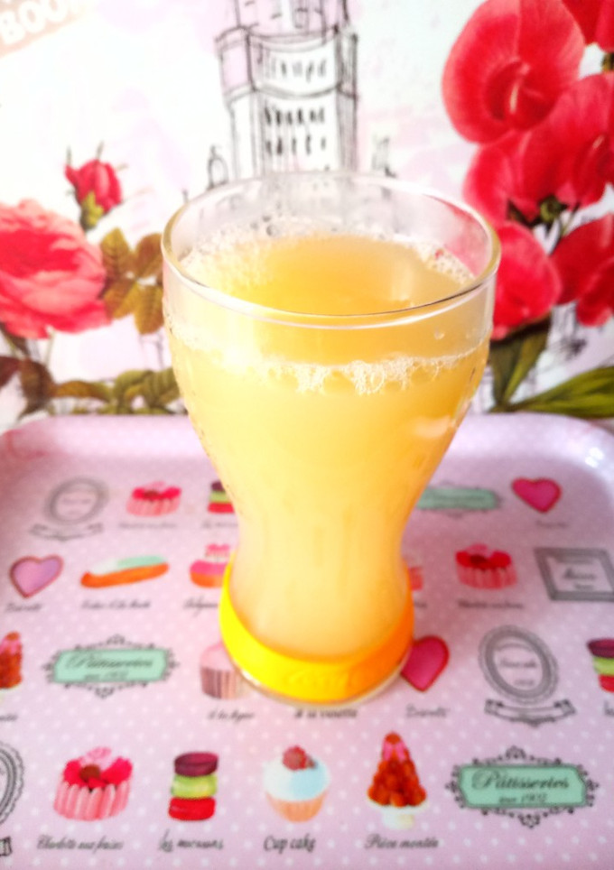 Una foto de Zumo de té verde, limón y piña