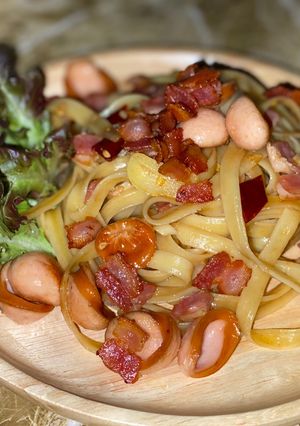 รูปของ พาสต้าไส้กรอกเบคอนผัดพริกแห้ง 🥓🌶🧄🍝 ส่วนผสมไม่ถึง10 อย่างก็อร่อยได้☺️