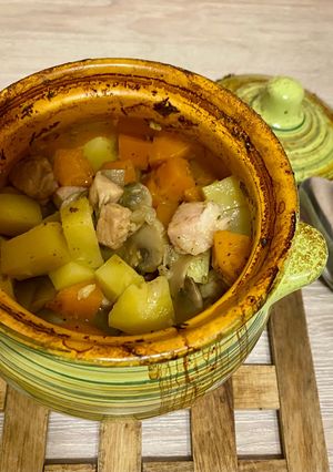 A picture of Свинина с овощами в горшочках.