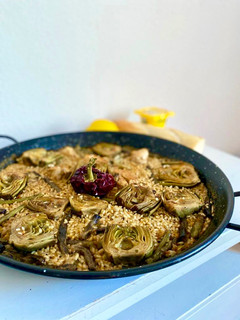Una foto de Arroz con alcachofas, judía redonda y pollo