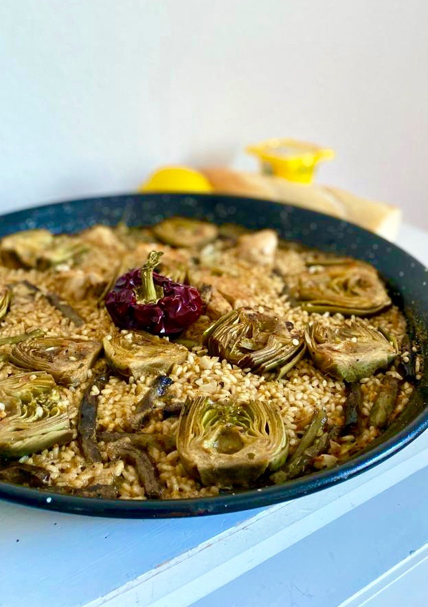 Una foto de Arroz con alcachofas, judía redonda y pollo
