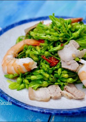 Hình của món Gỏi Hoa Thiên Lý.