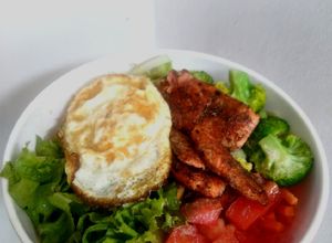 Foto resep Resep Salad Sayur + Salmon Panggang Teflon (Total 702 kal)