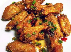 Hình của món "QUEN mà LẠ" cánh gà chiên nước mắm.