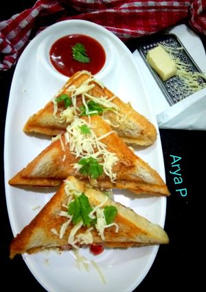 चीजी आलू टोस्ट सैंडविच (Cheesy aloo toast sandwich recipe in hindi) रेसिपी मुख्य फोटो