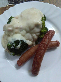Una foto de Brócoli con bechamel de bacon con salchichas