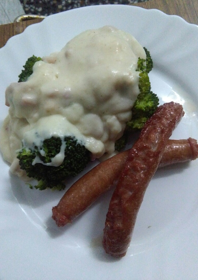 Una foto de Brócoli con bechamel de bacon con salchichas