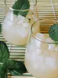 Refresco de lima-limón, hierbabuena y jengibre (con Thermomix)