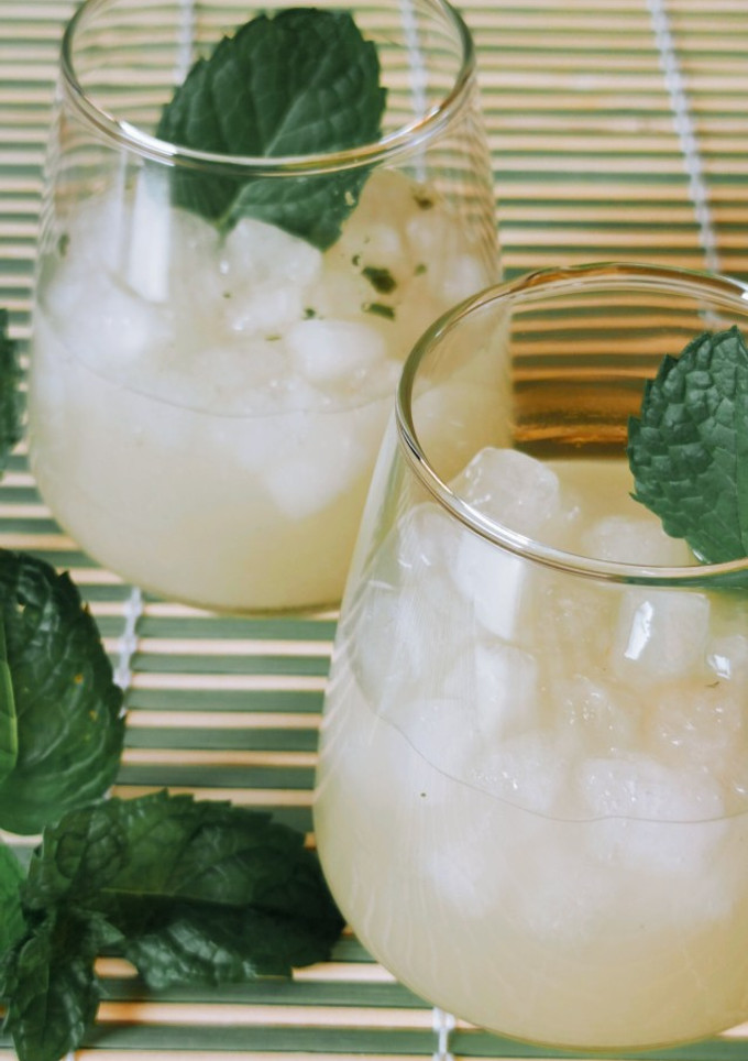 Una foto de Refresco de lima-limón, hierbabuena y jengibre (con Thermomix)