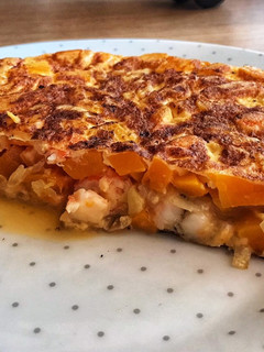 Una foto de Tortilla de calabaza con col y langostinos 🦐