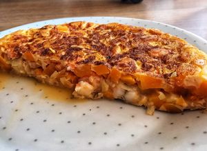 Foto principal de Tortilla de calabaza con col y langostinos 🦐