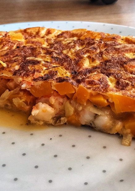 Una foto de Tortilla de calabaza con col y langostinos 🦐