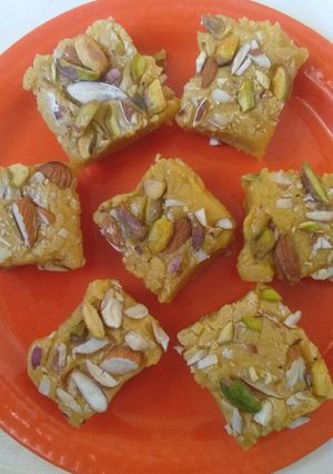 बेसन की बर्फी (besan ki barfi recipe in Hindi) रेसिपी मुख्य फोटो