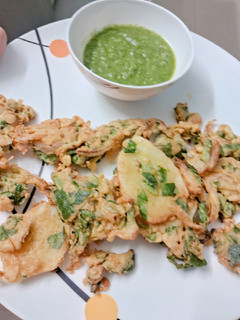 A picture of Potatoes spinach onion bhajiya.