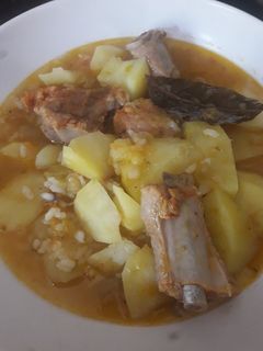 Una foto de Patatas con costillas adobadas y arroz al cava en olla gm
