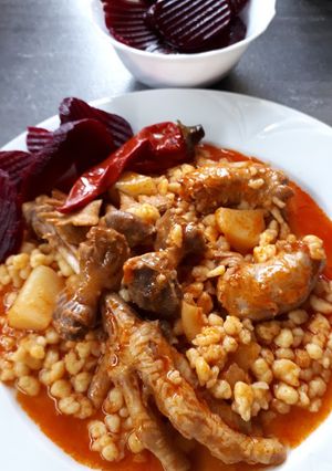 Falusi tarhonyás csirke, aprólékból recept fotója