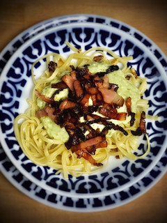 Una foto de Tallarines a la carbonara de aguacate