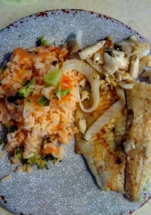 Una foto de Pescado en sartén con arroz y brócoli