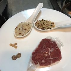 A picture of Beef porridge with lotus seed and chickpea.