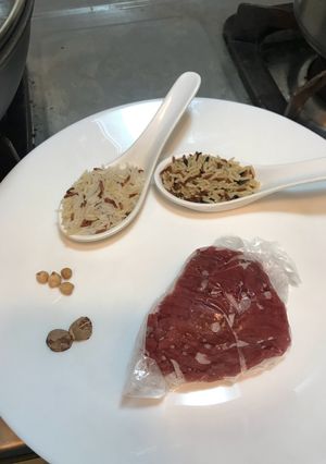 A picture of Beef porridge with lotus seed and chickpea.