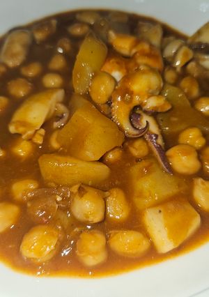 Una foto de Garbanzos con frutos de mar