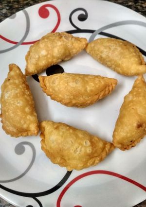ઘૂઘરા(Ghughra Recipe in Gujarati) રેસીપી મુખ્ય ફોટો