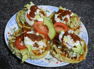 Una foto de Sopes de tinga de pollo