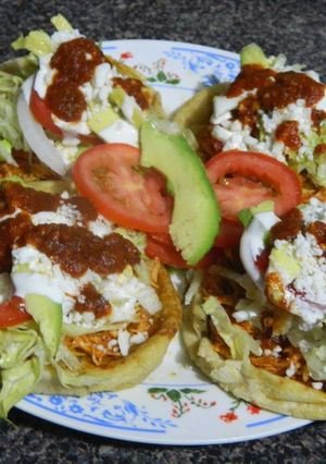 Una foto de Sopes de tinga de pollo