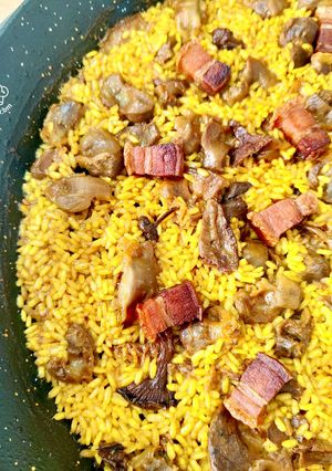 Una foto de Arroz con mollejas, setas y torreznos