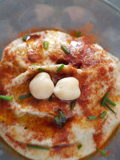 Una foto de Hummus de garbanzos clásico