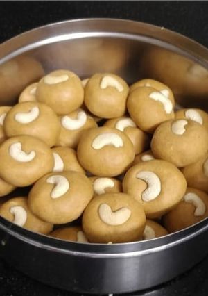 બેસન ના લાડુ (Besan Laddu Recipe In Gujarati) રેસીપી મુખ્ય ફોટો