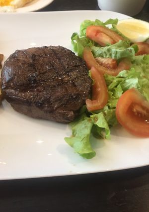 Una foto de Lomo con ensalada