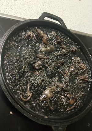 Una foto de Arroz negro con chipirones