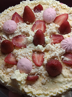 Una foto de TORTA DE CREMA 🎂 CON 🍓🎂🍓FRUTILLAS 🍓🎂🍓🎂🍓🍓🍓🍓🍓